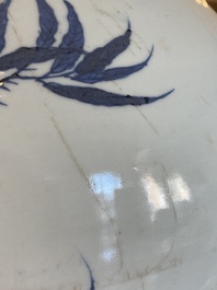 Vase de forme bouteille en porcelaine de Chine en bleu, blanc et rouge de cuivre, marque et &eacute;poque de Guangxu