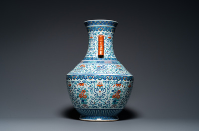 Grand vase 'hu' en porcelaine de Chine doucai, marque de Qianlong, 19&egrave;me