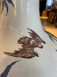Vase de forme bouteille en porcelaine de Chine en bleu, blanc et rouge de cuivre, marque et &eacute;poque de Guangxu