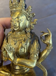 Een Chinese vergulde bronzen Avalokitesvara, Yongzheng merk en periode