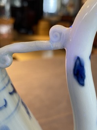Verseuse en porcelaine de Chine en bleu et blanc &agrave; d&eacute;cor de figures dans un paysage, &eacute;poque Transition