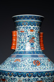 Grand vase 'hu' en porcelaine de Chine doucai, marque de Qianlong, 19&egrave;me