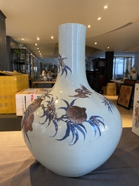 Vase de forme bouteille en porcelaine de Chine en bleu, blanc et rouge de cuivre, marque et &eacute;poque de Guangxu