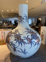 Vase de forme bouteille en porcelaine de Chine en bleu, blanc et rouge de cuivre, marque et &eacute;poque de Guangxu