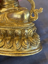 Een Chinese vergulde bronzen Avalokitesvara, Yongzheng merk en periode