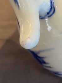 Verseuse en porcelaine de Chine en bleu et blanc &agrave; d&eacute;cor de figures dans un paysage, &eacute;poque Transition