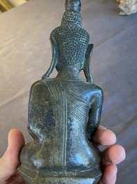 Een Birmaanse bronzen Shan-stijl Boeddha Shakyamuni met inscriptie, Konbaung dynastie, 18e eeuw