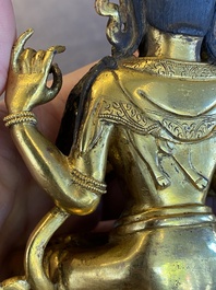 Een Chinese vergulde bronzen Avalokitesvara, Yongzheng merk en periode