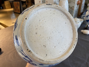 Pot &agrave; eau en porcelaine de Chine en bleu et blanc &agrave; d&eacute;cor de chevaux volant, Wanli