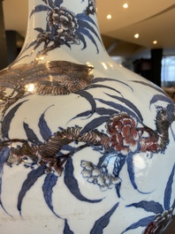 Vase de forme bouteille en porcelaine de Chine en bleu, blanc et rouge de cuivre, marque et &eacute;poque de Guangxu