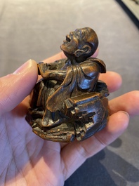 Een Chinese bamboe sculptuur van een lachende Luohan, 18e eeuw