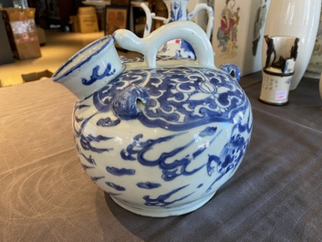 Een Chinese blauw-witte waterpot met vliegende paarden, Wanli