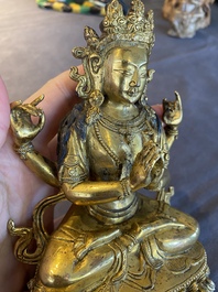 Een Chinese vergulde bronzen Avalokitesvara, Yongzheng merk en periode