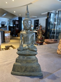 Een Birmaanse bronzen Shan-stijl Boeddha Shakyamuni met inscriptie, Konbaung dynastie, 18e eeuw