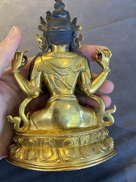 Een Chinese vergulde bronzen Avalokitesvara, Yongzheng merk en periode