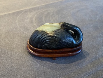 Een Chinese celadon en zwarte jade kraanvogel, Qing