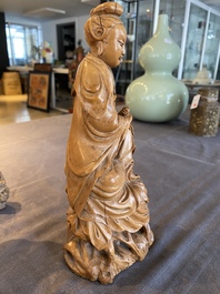 Guanyin en bois sculpt&eacute; et Liu Hai en pierre &agrave; savon, Chine, Qing