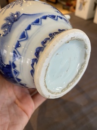 Verseuse en porcelaine de Chine en bleu et blanc &agrave; d&eacute;cor de figures dans un paysage, &eacute;poque Transition