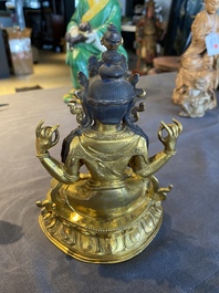 Een Chinese vergulde bronzen Avalokitesvara, Yongzheng merk en periode