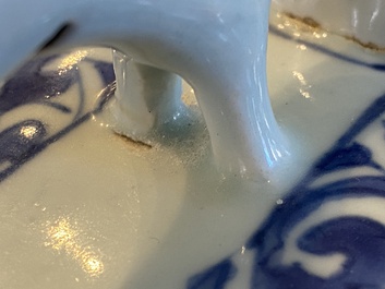 Pot &agrave; eau en porcelaine de Chine en bleu et blanc &agrave; d&eacute;cor de chevaux volant, Wanli