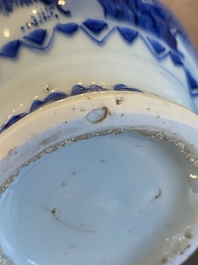 Verseuse en porcelaine de Chine en bleu et blanc &agrave; d&eacute;cor de figures dans un paysage, &eacute;poque Transition