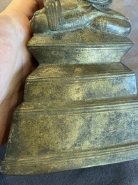 Een Birmaanse bronzen Shan-stijl Boeddha Shakyamuni met inscriptie, Konbaung dynastie, 18e eeuw