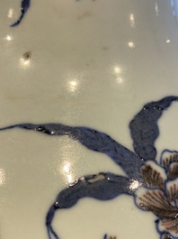 Vase de forme bouteille en porcelaine de Chine en bleu, blanc et rouge de cuivre, marque et &eacute;poque de Guangxu