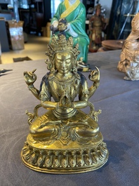 Een Chinese vergulde bronzen Avalokitesvara, Yongzheng merk en periode