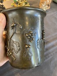 Pot &agrave; pinceaux en bronze &agrave; d&eacute;cor d'un &eacute;cureuil sur des vignes, Chine, marque de Qianlong, 18/19&egrave;me