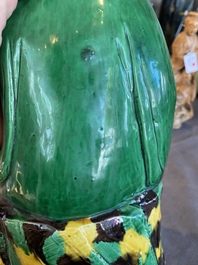 Sculpture d'un Luohan au chien en biscuit &eacute;maill&eacute; verte, Chine, probablement Qing