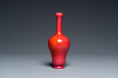 Vase en porcelaine de Chine &agrave; &eacute;mail en rouge rubis monochrome, marque de Qianlong, R&eacute;publique