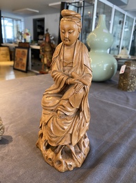 Guanyin en bois sculpt&eacute; et Liu Hai en pierre &agrave; savon, Chine, Qing