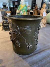 Pot &agrave; pinceaux en bronze &agrave; d&eacute;cor d'un &eacute;cureuil sur des vignes, Chine, marque de Qianlong, 18/19&egrave;me