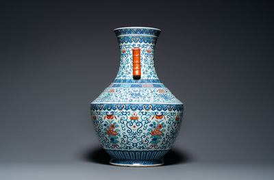 Grand vase 'hu' en porcelaine de Chine doucai, marque de Qianlong, 19&egrave;me