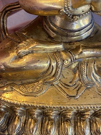 Een Chinese vergulde bronzen Avalokitesvara, Yongzheng merk en periode