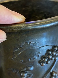 Pot &agrave; pinceaux en bronze &agrave; d&eacute;cor d'un &eacute;cureuil sur des vignes, Chine, marque de Qianlong, 18/19&egrave;me