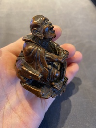 Een Chinese bamboe sculptuur van een lachende Luohan, 18e eeuw