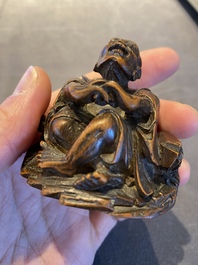 Een Chinese bamboe sculptuur van een lachende Luohan, 18e eeuw