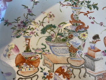 Plat en porcelaine de Chine famille rose &agrave; d&eacute;cor d'antiquit&eacute;s, R&eacute;publique