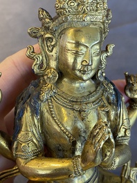 Een Chinese vergulde bronzen Avalokitesvara, Yongzheng merk en periode