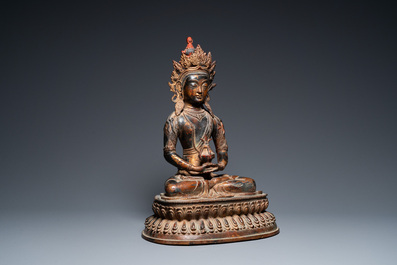 Een grote Chinese gelakte en vergulde bronzen Boeddha Amitayus, 18/19e eeuw