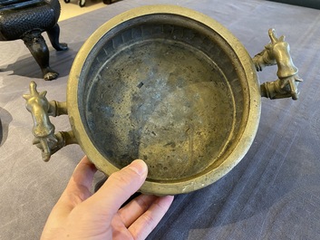 Een Vietnamese driepotige bronzen wierookbrander met bamboedecor, 19e eeuw