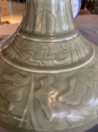 Een Chinese flesvormige celadon vaas met onderglazuur decor, wellicht Qianlong