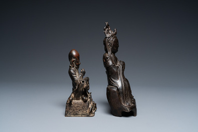 Twee Chinese bronzen sculpturen van Shou Lao en Guanyin, Ming