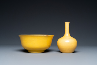 Twee Chinese monochrome gele vazen en een kom, 20e eeuw