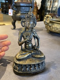 Een Sino-Tibetaanse bronzen Tara met vajra, 17e eeuw