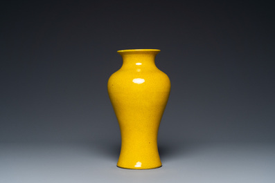 Deux vases et un bol en porcelaine de Chine en jaune monochrome, 20&egrave;me