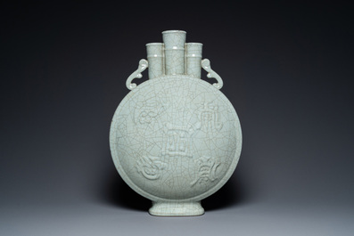 Grand vase de type 'bianhu' &agrave; trois cols en porcelaine de Chine de type 'ge' orn&eacute; d'embl&egrave;mes tao&iuml;stes, marque et peut-&ecirc;tre &eacute;poque de Yongzheng