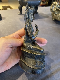 Een Sino-Tibetaanse bronzen Tara met vajra, 17e eeuw