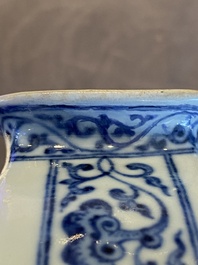 Een Chinese blauw-witte Ming-stijl 'bianhu' vaas met perziken, Jiaqing merk en periode